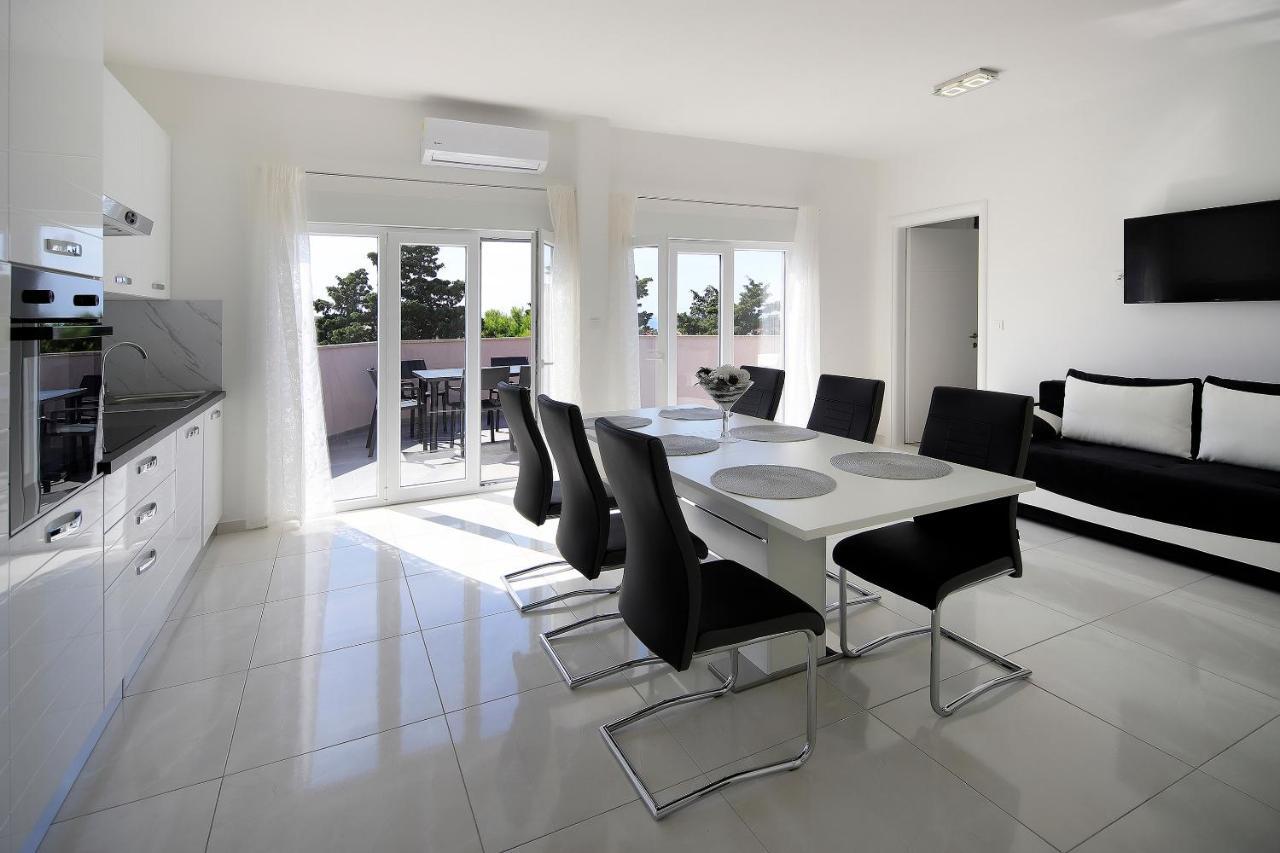 נובליה Apartments Lola מראה חיצוני תמונה