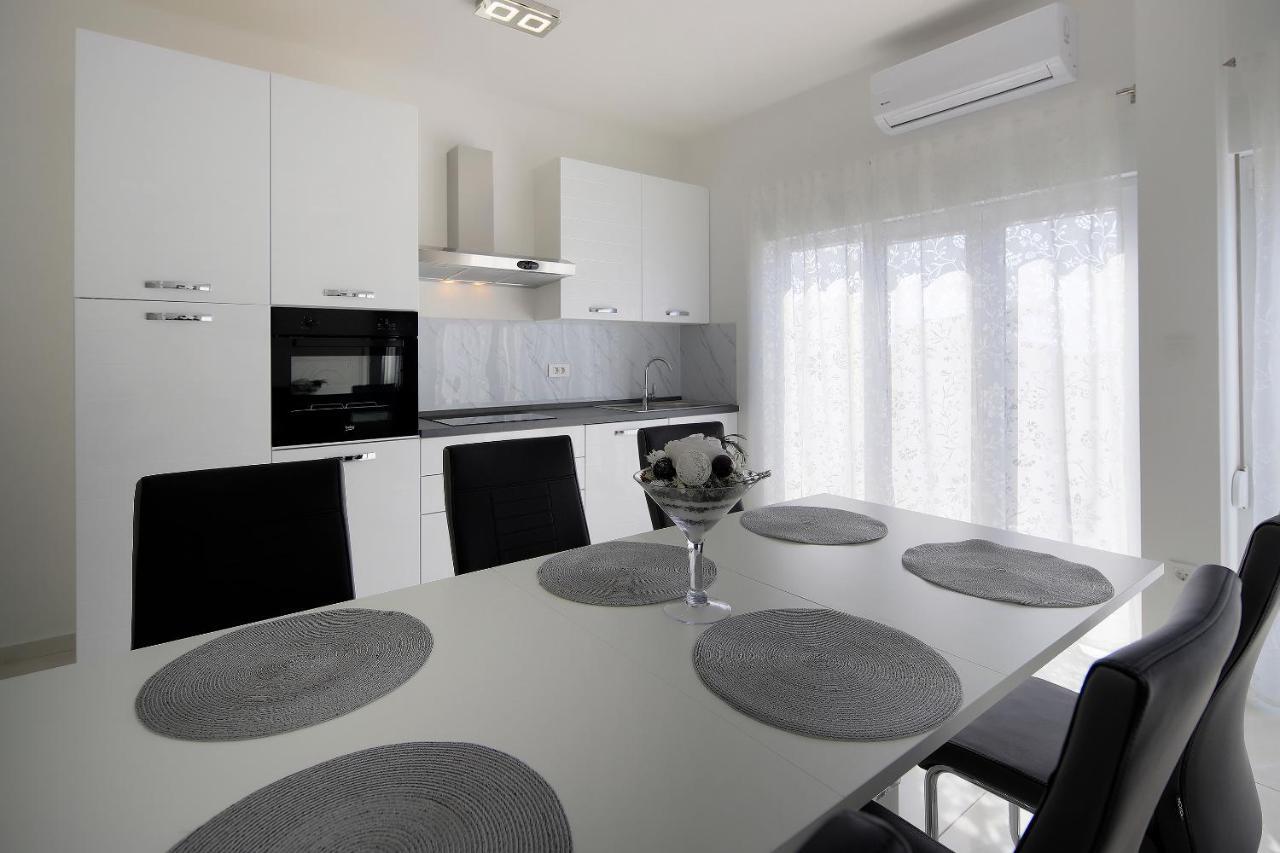 נובליה Apartments Lola מראה חיצוני תמונה