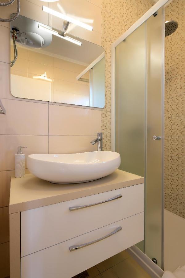 נובליה Apartments Lola מראה חיצוני תמונה